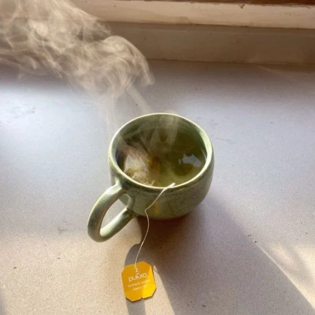 En kop te kan være mere end bare en kop te 🍵

For mange af os bliver dagens pauser hurtigt fyldt med telefoner, gøremål og tanker om det næste, der skal ske.

Men nogle gange kan det være nok at sætte vand over. At finde en kop frem, du holder af. Vente på at teen trækker. Mærke varmen mellem hænderne og sætte sig et sted, hvor der er ro omkring dig.

I Traditionel Kinesisk Medicin handler sundhed ikke kun om kost og behandling. Det handler også om rytme, nærvær og små daglige ritualer, der hjælper os med at finde tilbage til os selv.

Det kan blot være fem minutter i morgensolen eller måske en stille stund i haven eller på terrassen, når dagen går på hæld.

Måske er en god kop te ikke løsningen. Men den kan være begyndelsen på, at du stopper op længe nok til at mærke, hvad du har brug for.

Og hvis kroppen kalder på lidt ekstra omsorg, kan akupunktur, massage og cupping være med til at skabe mere ro, balance og nærvær i hverdagen.

Du er altid velkommen til at kontakte mig for en uforpligtende snak eller booking:
📞 2216 6691
📧 jb@aku-jon.dk

#cupping #akupunktur #massage #aarhus #behandling #smerter #naturligbehandling #bindevæv #sundhed #TCM #te #nærvær #balance #selvomsorg #sommer